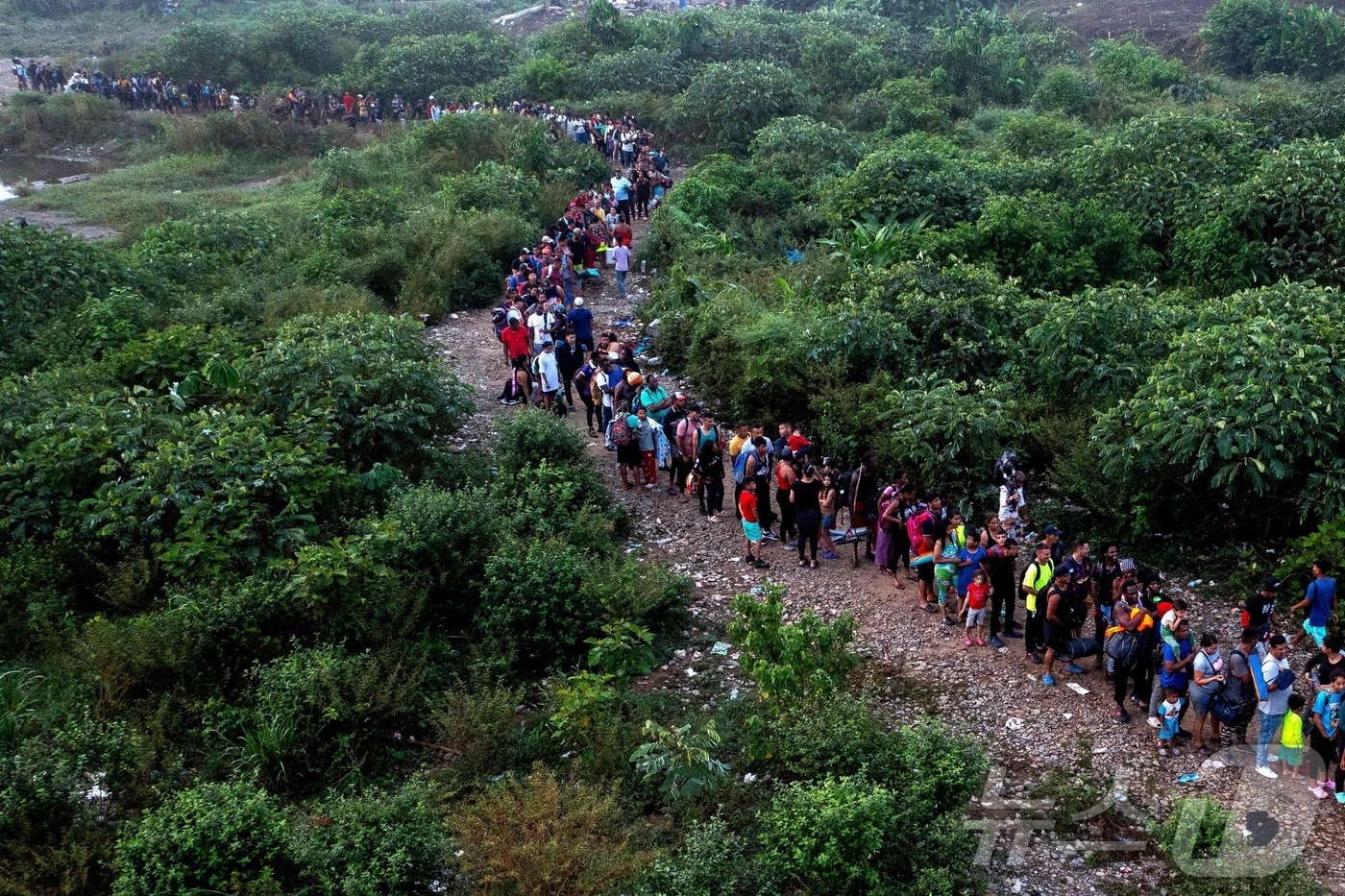 이주민들이 지난 2023년 9월 22일(현지시간) 국경이 시작되는 파나마 다리엔주 바호 치키토 인근 정글을 따라 줄지어 있다. 유엔난민기구에 따르면 지난 10년간 750만명이 위험에서 벗어나기 위해 베네수엘라를 떠났다. 2023.09.22. <자료사진>ⓒ AFP=뉴스1 ⓒ News1 김종훈 기자