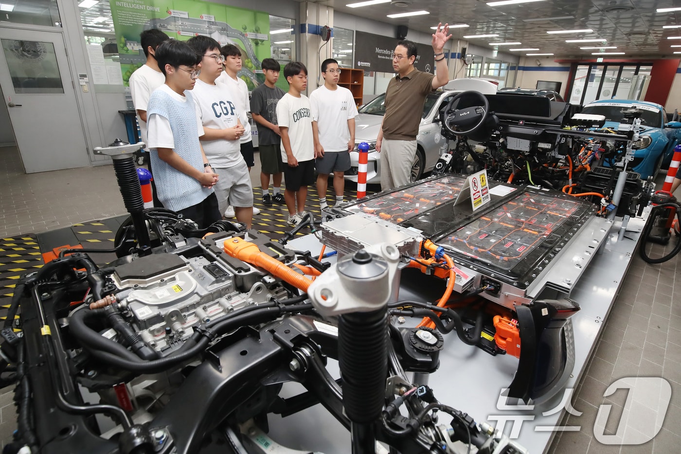 지난해 대구 남구 영남이공대 전기자동차 실습실에서 여름방학을 맞아 열린 '지역연계 신산업 진로체험 프로그램'에 참여한 고교생들이 전기자동차 구조에 대한 설명을 듣는 모습. 2024.8.2/뉴스1 ⓒ News1 공정식 기자