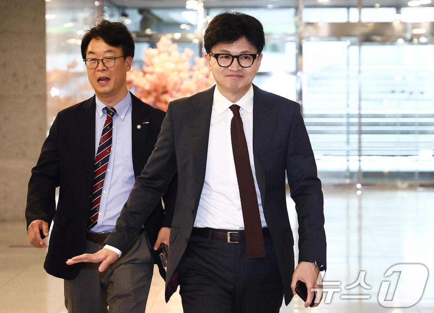 2024년 8월 2일 당시 한동훈 국민의힘 대표가 서울 여의도의 한 식당에 곽규택 의원과 함께 들어서고 있는 모습. 2024.8.2 ⓒ 뉴스1 김민지 기자
