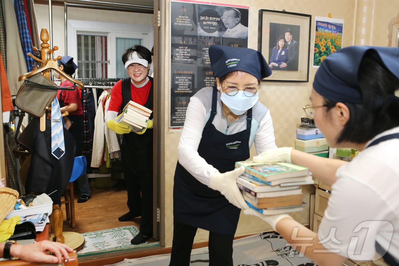 1일 광주 동구 나비&#40;나눔과 비움&#41;활동가들이 충장동 한 독거 어르신 집에서 정리를 하고 있다. &#40;광주 동구 제공&#41;2024.8.2/뉴스1