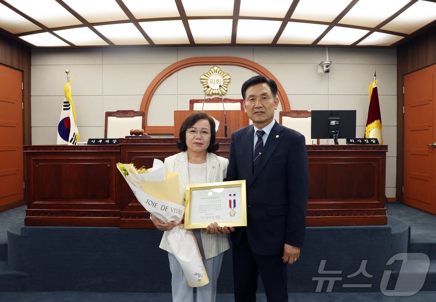 2일 이미옥 전북자치도 진안군의원&#40;왼쪽&#41;이 대한민국시군자치구의회의장협의회가 수여하는 ‘대한민국지방의정봉사상‘을 받았다.&#40;진안군제공&#41;2024.8.2/뉴스1