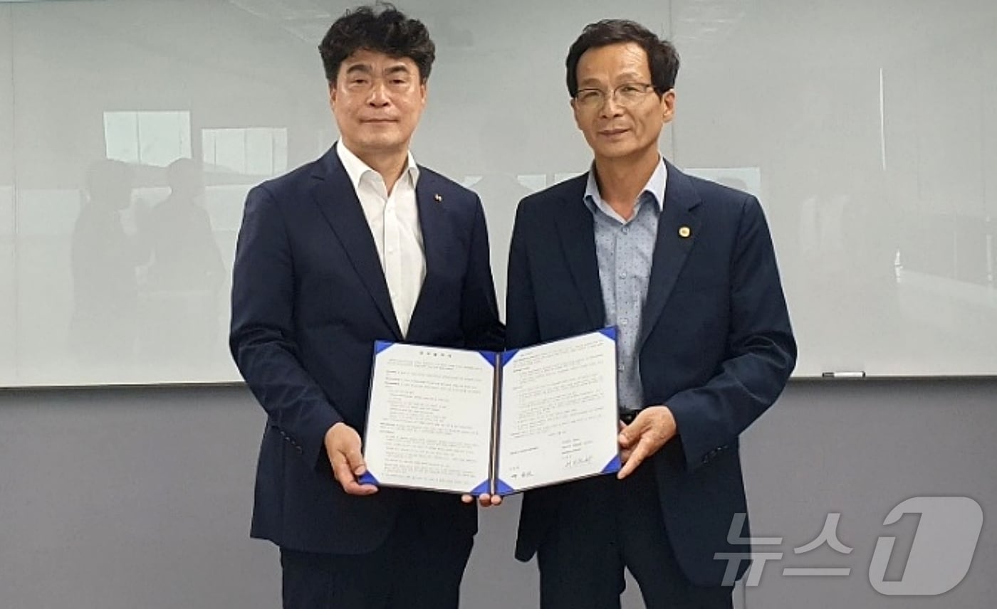 충북도교육청 교육연구정보원은 2일 ㈜KT와 SW·AI 인재 양성을 위한 교육 협력 협약을 했다.(충북교육청 제공)/뉴스1