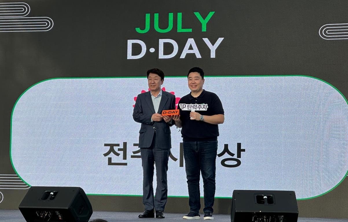 우범기 전주시장과 이용석 동성아이텍 대표(오른쪽)가 시상식 후 기념촬영을 하고 있다./동성아이텍 제공