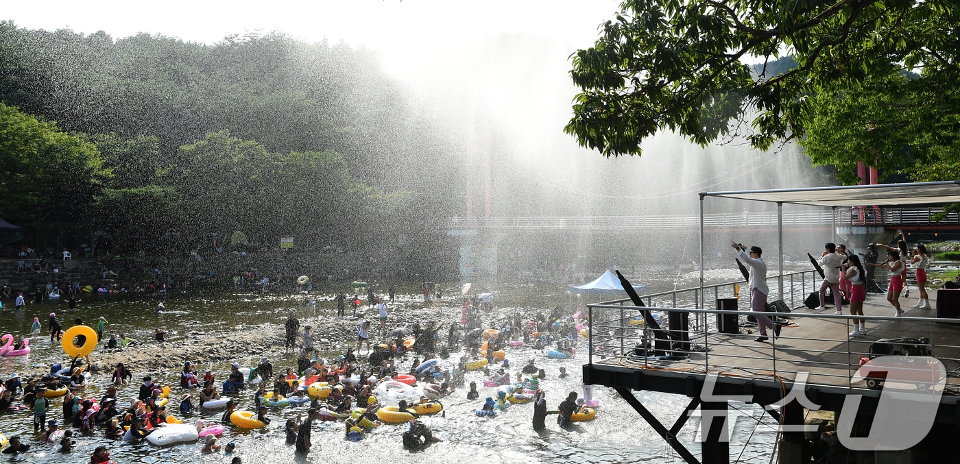2일 오후 제34회 거창국제연극제가 열리고 있는 경남 거창군 위천면 수승대의 수변무대 일원에서 피서객들이 신나는 물놀이 공연 워터밤 공연을 즐기며 무더위를 날리고 있다. (거창군 제공) 2024.8.2/뉴스1