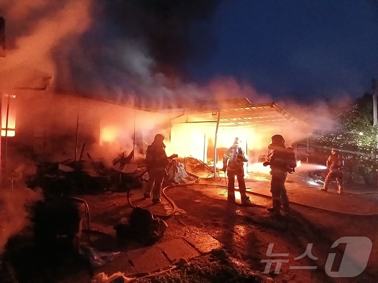 19일 오후 7시12분쯤 경북 봉화군 봉화읍 한 단독주택에서 불이 나 소방당국이 진화하고 있다.&#40;경북소방본부 제공&#41;2024.8.20/뉴스1