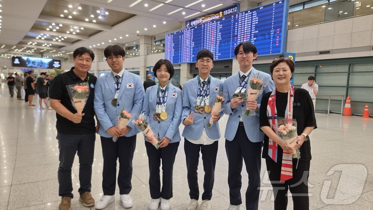 &#40;왼쪽부터&#41; 2024년 국제지구과학올림피아드 한국대표단. 이효녕 단장, 김동욱, 김규림, 김민준, 김원일 학생, 박영신 부단장. &#40;과학기술정보통신부 제공&#41; 2024.08.20 /뉴스1