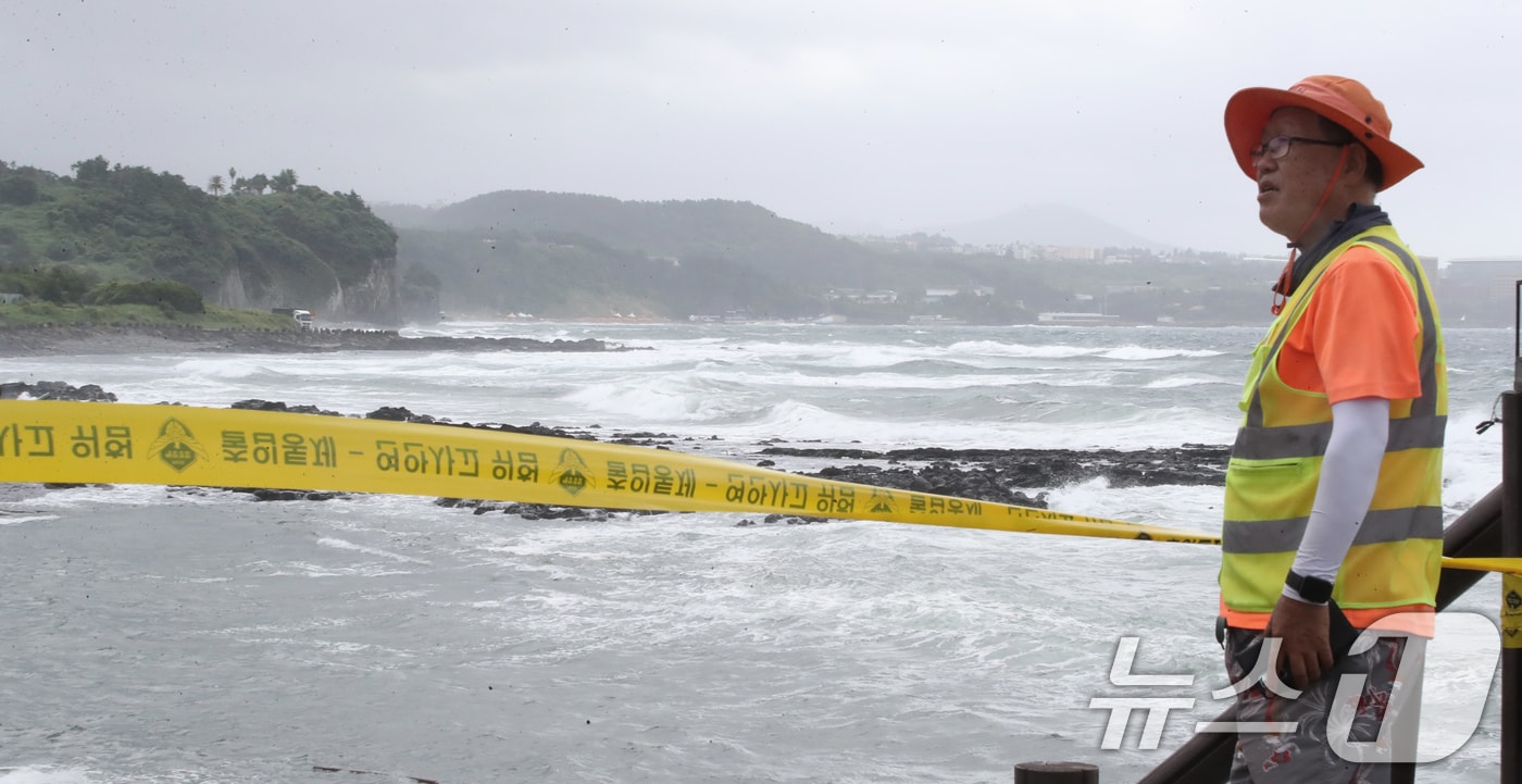 제9호 태풍 '종다리'가 제주를 향해 북상 중인 20일 오전 서귀포시 예래동 논짓물 담수풀장에서 관계자가 태풍 대비를 하고 있다. 태풍 종다리는 이날 오후 6시쯤 제주 고산 서쪽 50㎞ 부근 해상까지 올라오면서 제주에 최근접할 전망이다. 2024.8.20/뉴스1 ⓒ News1 오현지 기자