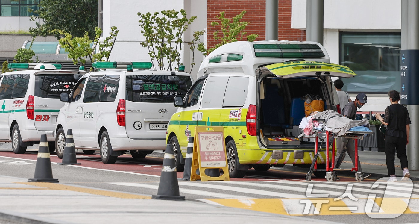 의정갈등 장기화와 신종 코로나바이러스 감염증&#40;코로나19&#41; 재확산 여파로 &#39;응급실 뺑뺑이&#39; 현상이 벌어지고 있는 20일 서울의 한 대학병원에서 구급차량이 응급 환자들을 실어 나르고 있다. 2024.8.20/뉴스1 ⓒ News1 민경석 기자