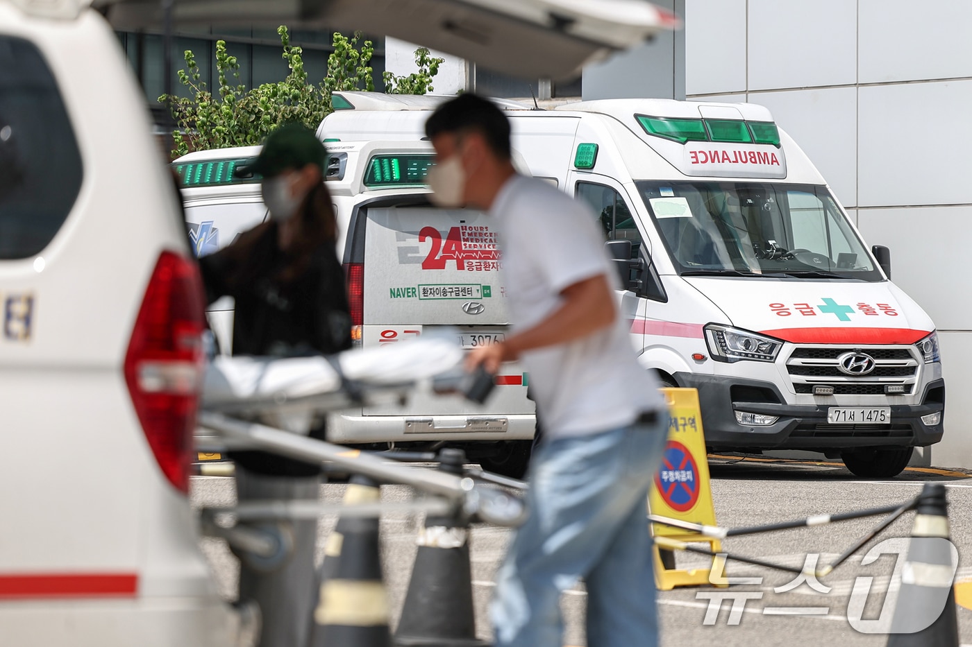 의정갈등 장기화와 신종 코로나바이러스 감염증&#40;코로나19&#41; 재확산 여파로 &#39;응급실 뺑뺑이&#39; 현상이 벌어지고 있는 20일 서울의 한 대학병원에서 구급차량이 응급 환자들을 실어 나르고 있다. 2024.8.20/뉴스1 ⓒ News1 민경석 기자