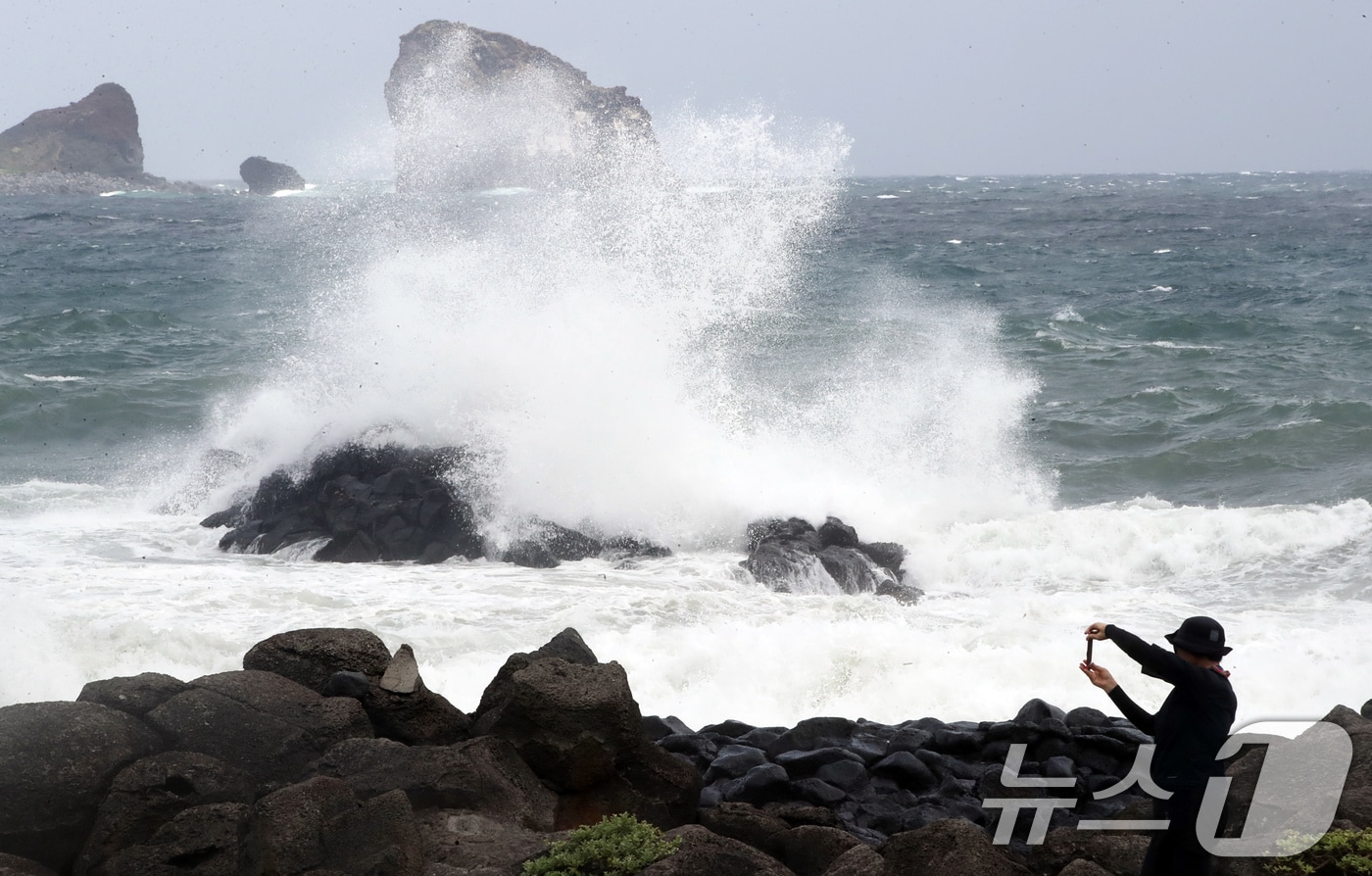 서귀포시 안덕면 사계리 앞바다에 거센 파도가 일고 있다. 2024.8.20/뉴스1 ⓒ News1 오현지 기자