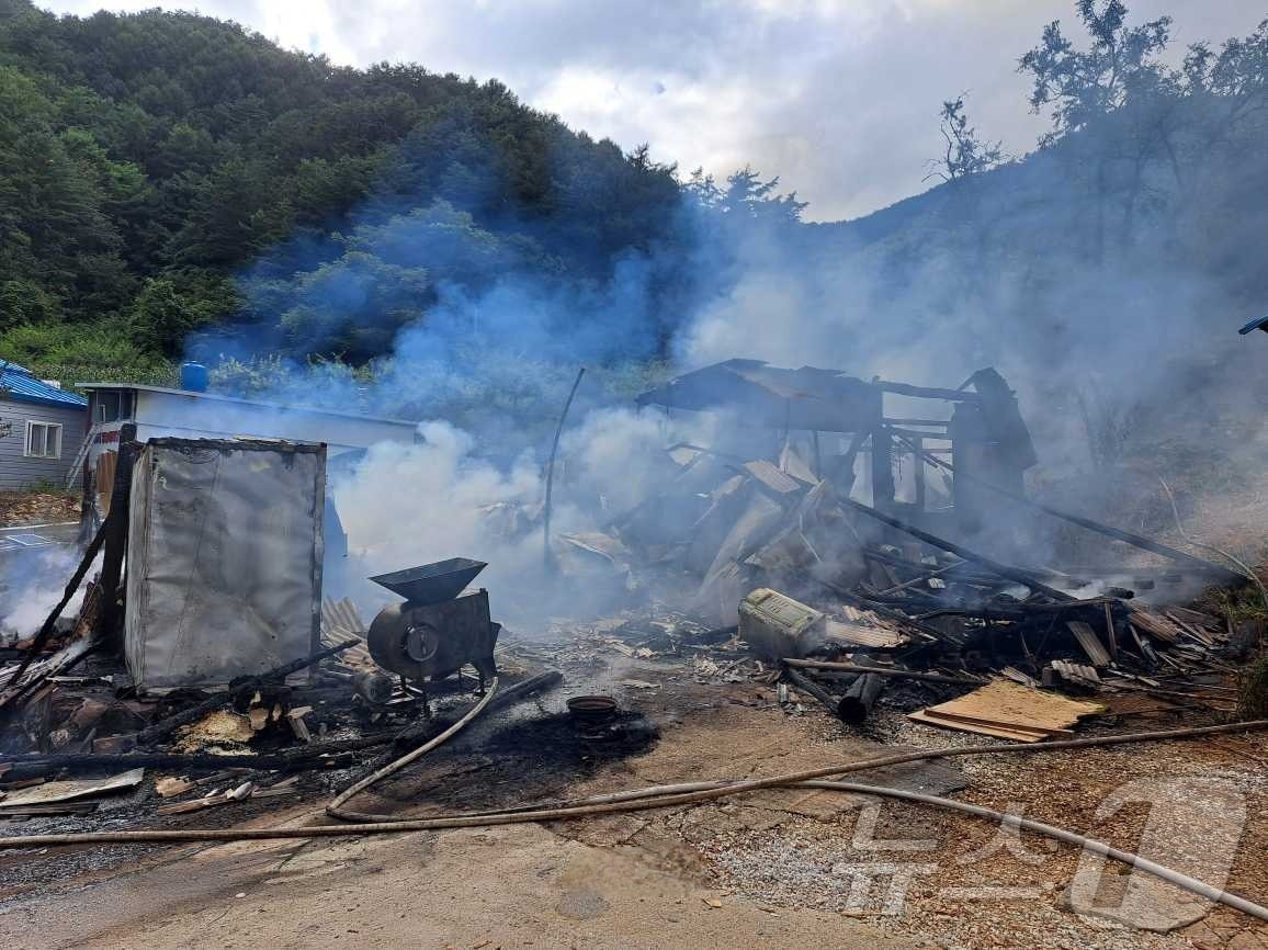  정선 남면 광덕리 주택 화재 현장.&#40;강원도소방본부 제공&#41; 