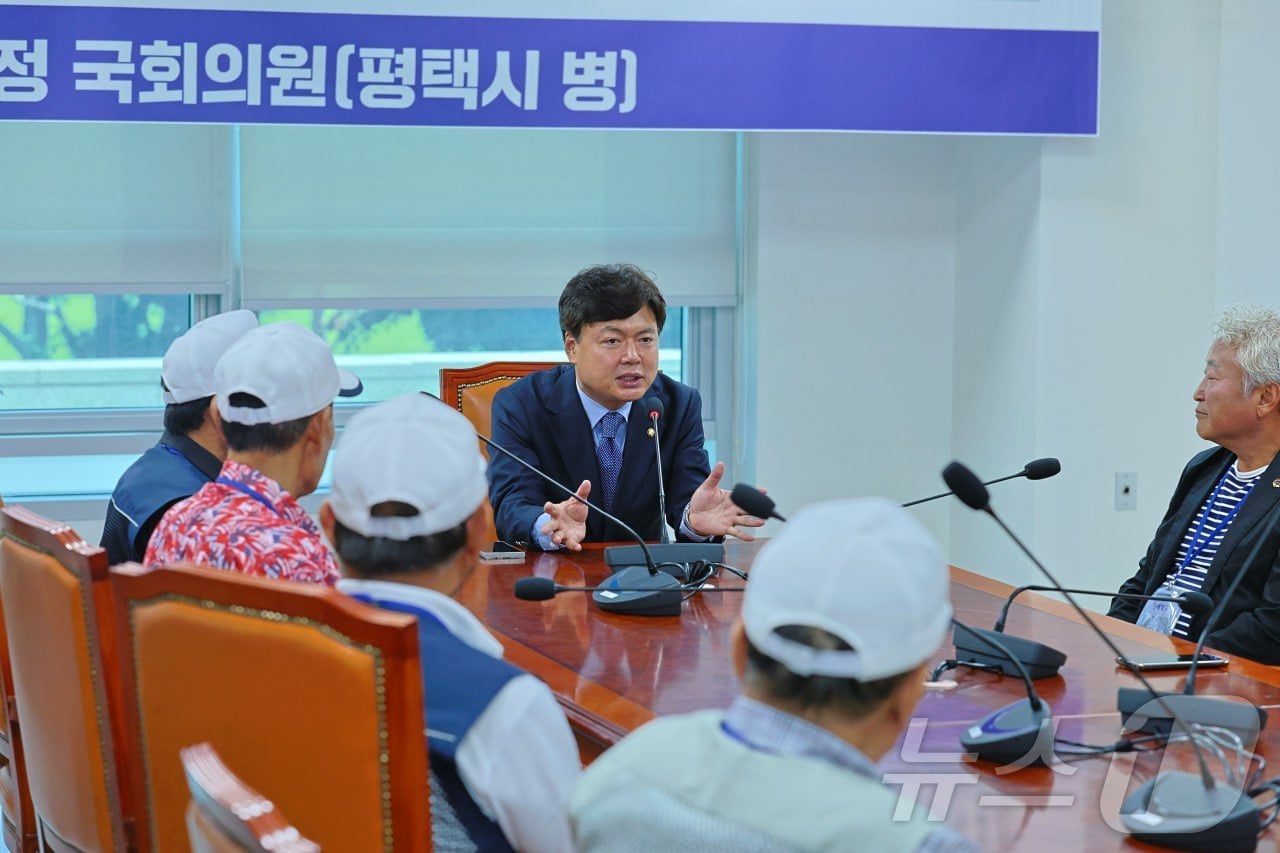 김현정 국회의원이 기초연금법과 관련해 지역 주민들과 대화를 나누고 있다.&#40;김현정 의원 사무실 제공&#41; 