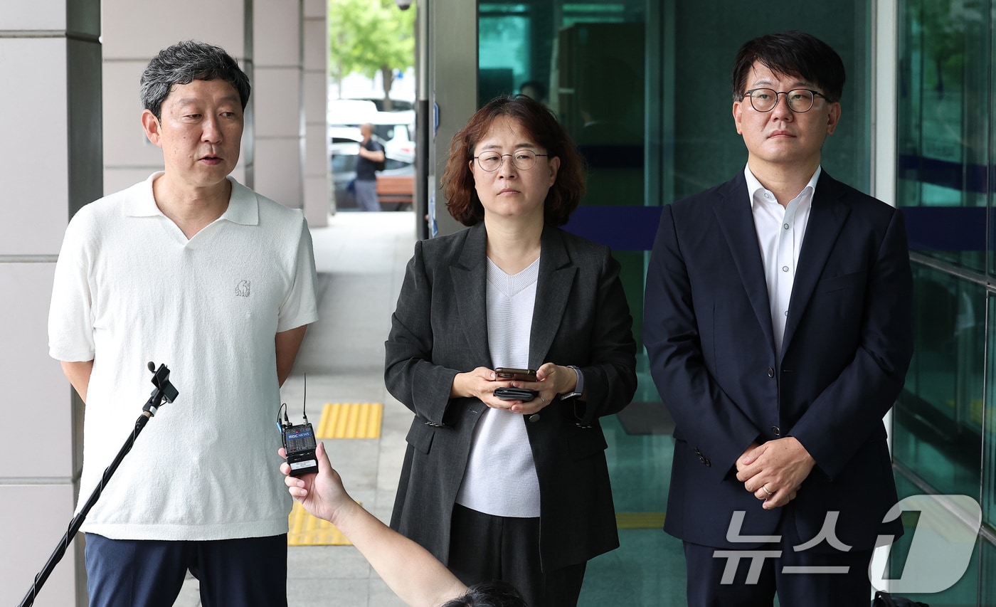'일제 강제 징용' 관련 유가족 측 대리인이 지난 2024년 4월 22일 서울 서초구 서울중앙지법 별관에서 열린 일본제철 주식회사 손해배상 2심 선고를 마친 후 입장을 밝히고 있다. 2024.8.22 ⓒ 뉴스1 김성진 기자