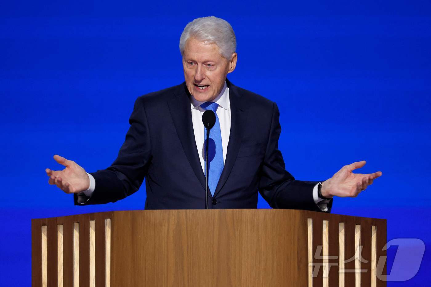 오랜만에 모습 드러낸 클린턴 대통령, 이젠 할아버지네…[포토 in 월드] - 뉴스1