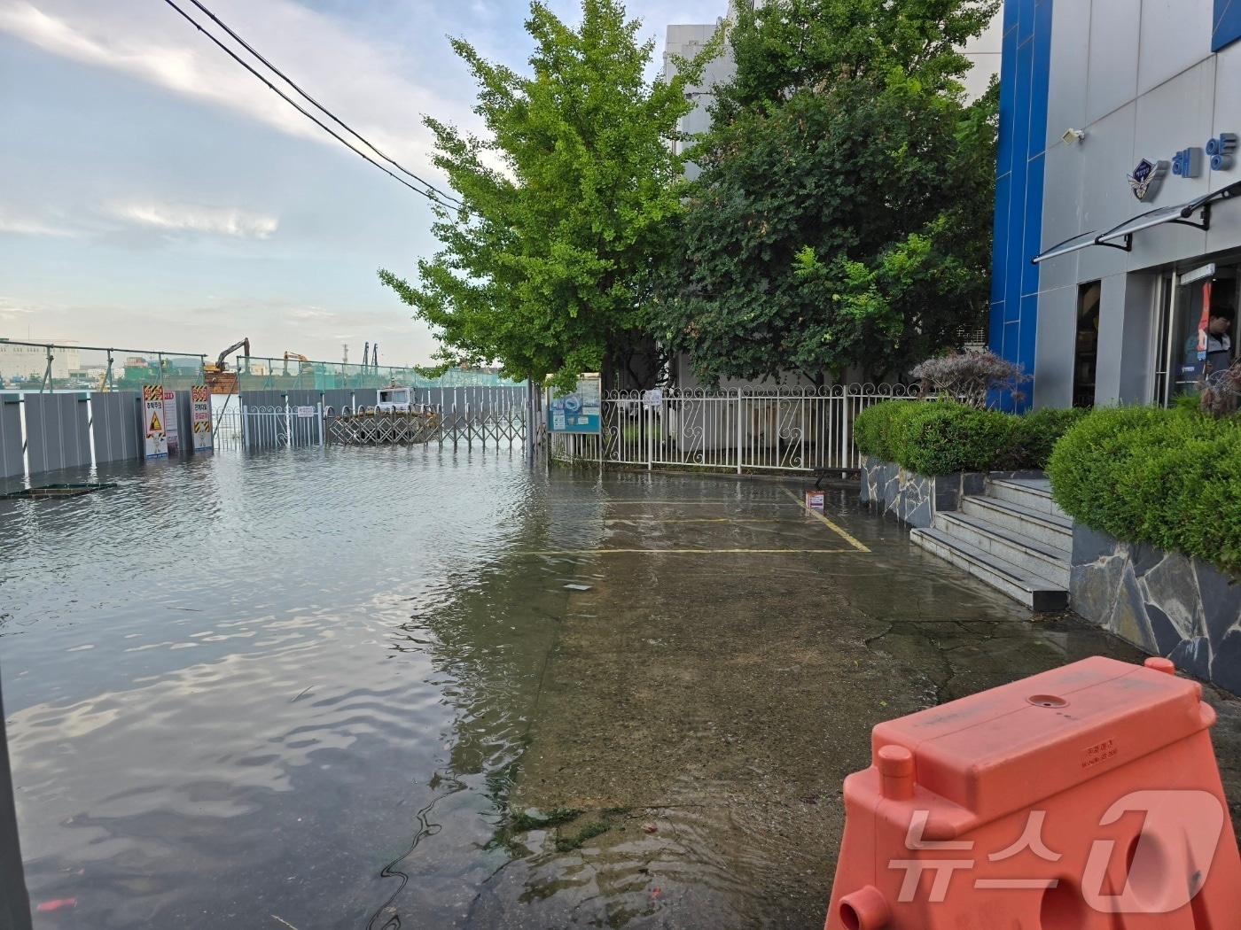 인천 중구 인항파출소 앞 물이 차오른 모습(인천해양경찰서 제공)/뉴스1