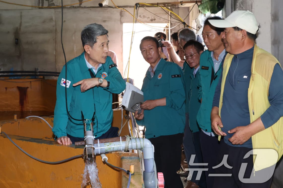 지난해 8월 이강덕 포항시장이 고수온 피해가 발생한 포항시 남구 구룡포의 한 육상양식장을 찾아 어민들과 대화하고 있다.(뉴스1 자료) 