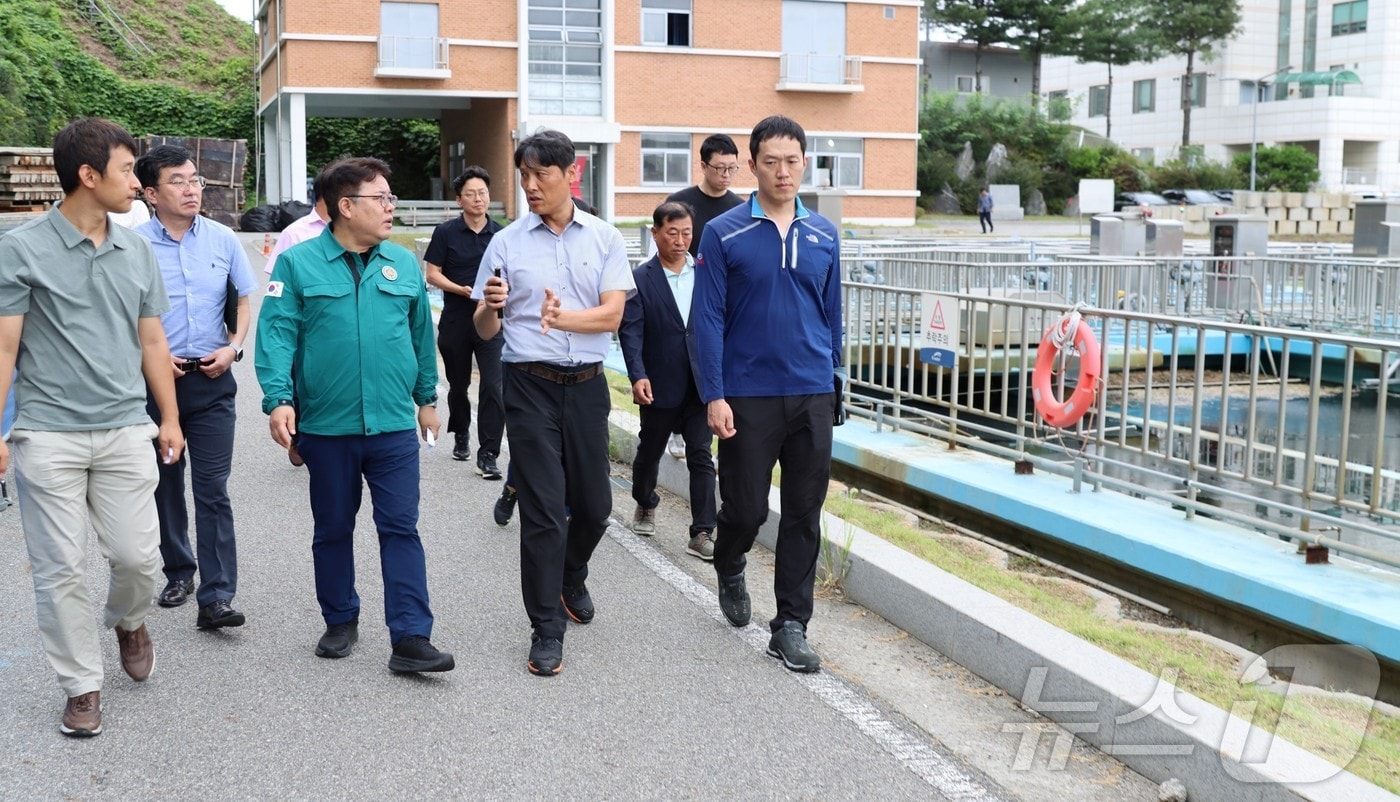 김동구 청장&#40;청록색 상의&#41;이 22일 광주정수장을 찾아 관계자와 녹조 대응 상황을 점검하고 있다.&#40;한강청 제공&#41;