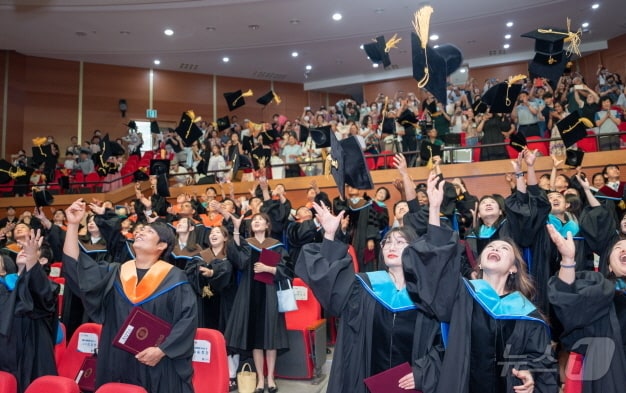 전북대학교 2023학년도 후기 학위수여식이 22일 전대학술문화회관에서 개최됐다.(전북대 제공)/뉴스1
