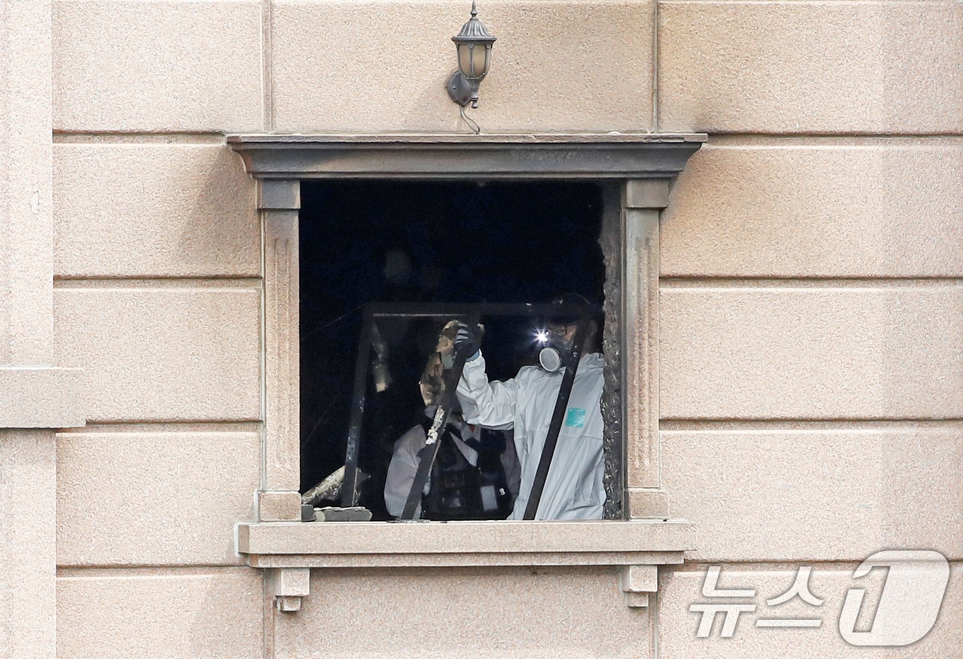 23일 오전 19명의 사상자를 낸 경기 부천시 중동의 한 호텔 화재현장에서 경찰과 소방, 국립과학수사연구원 관계자들이 합동 감식을 하고 있다. 전날 저녁 7시 40분쯤 발생한 이번 화재로 7명이 숨지고 12명이 다쳤다. 현장에는 스프링클러가 설치되지 않아 피해가 커졌다. 2024.8.23/뉴스1 ⓒ News1 오대일 기자