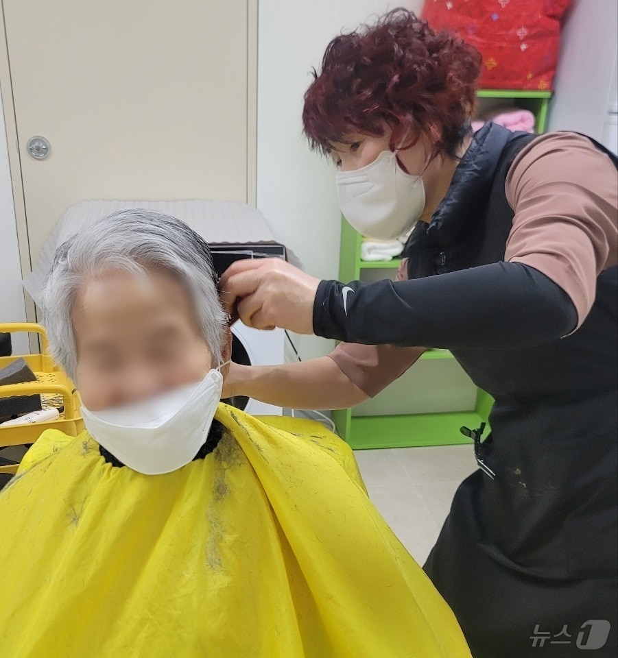 22일 오후 온종합병원을 찾은 부산진구미용사회 미용사가 입원 환자의 머리를 손질하고 있다.&#40;온종합병원 제공&#41;