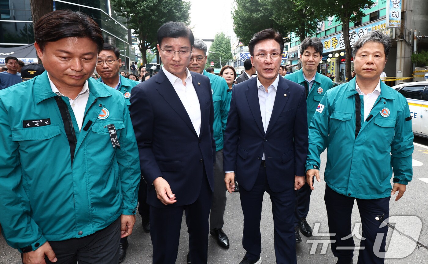 더불어민주당 김민석 최고위원을 비롯한 이해식, 윤건영 의원 등이 23일 오후 경기 부천시 숙박시설 화재 현장에 도착해 현장을 둘러보고 있다. 2024.8.23/뉴스1 ⓒ News1 김민지 기자