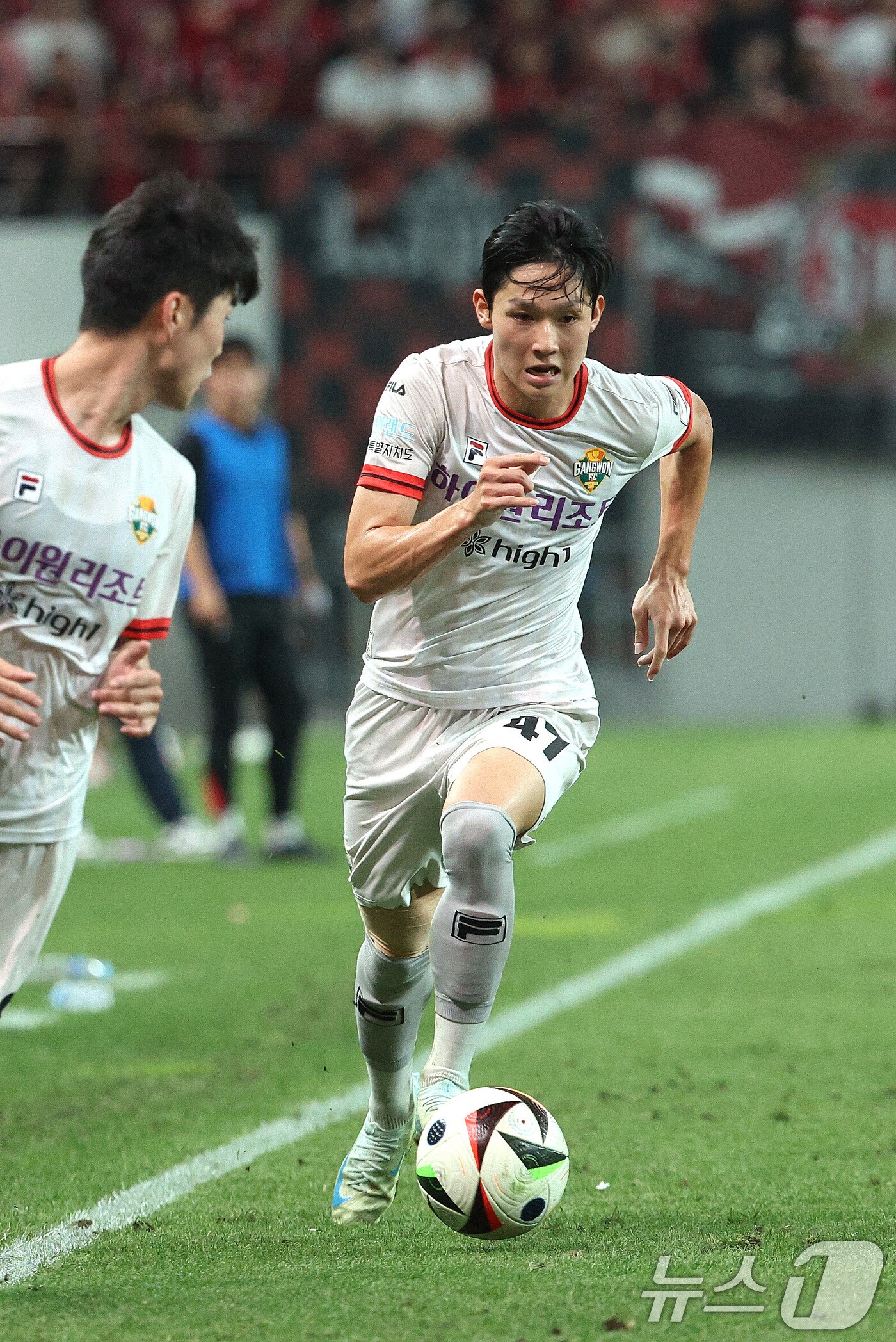 24일 오후 서울 마포구 서울월드컵경기장에서 열린 프로축구 '하나은행 K리그1 2024' FC 서울과 강원 FC의 경기에서 강원 양민혁이 돌파를 시도하고 있다. 2024.8.24/뉴스1 ⓒ News1 신웅수 기자