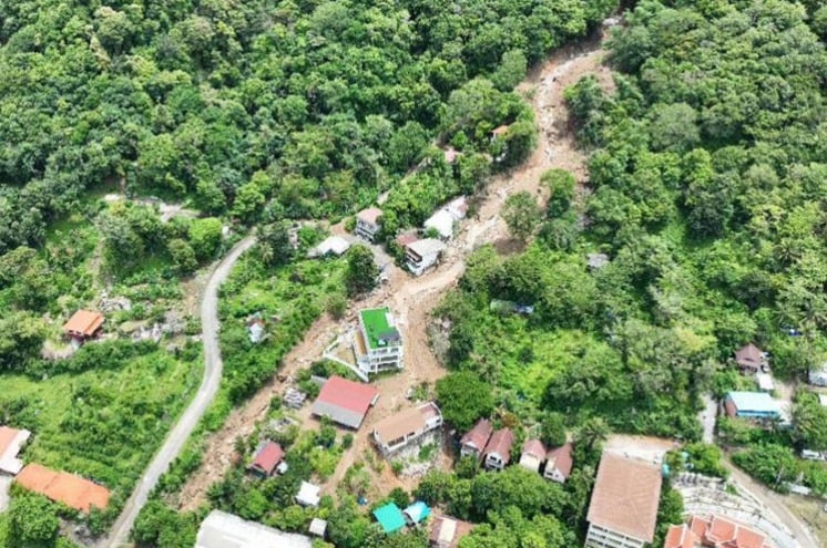 24일(현지시간) 태국 푸껫섬 남부 깔롱의 까따 해변에 전날 내린 폭우로 토사가 흘러 내린 모습을 푸껫 당국이 공개했다(페이스북 'phuketinfocenter' 갈무리). 2024.08.24.
