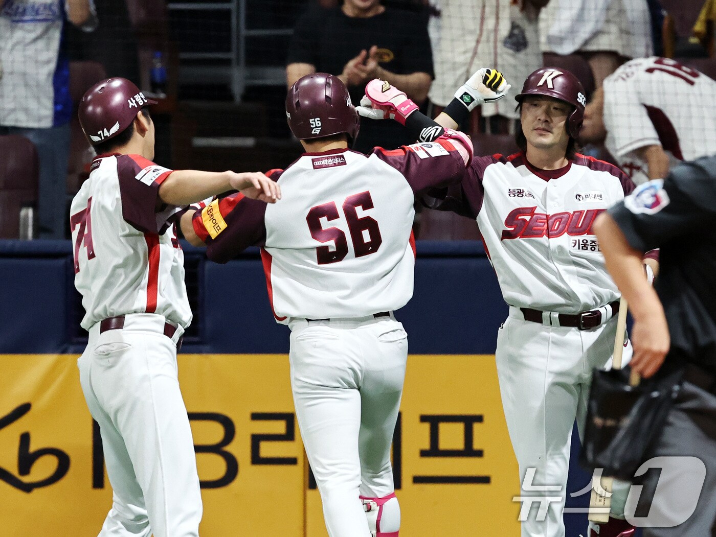 25일 오후 서울 구로구 고척스카이돔에서 열린 프로야구 &#39;2024 신한 SOL뱅크 KBO리구&#39; LG 트윈스와 키움 히어로즈의 경기에서 키움의 4회말 1사 주자 없는 상황, 변상권이 최주환에 이어 백투백 솔로포를 친 뒤 동료들과 기쁨을 나누고 있다. 2024.8.25/뉴스1 ⓒ News1 구윤성 기자