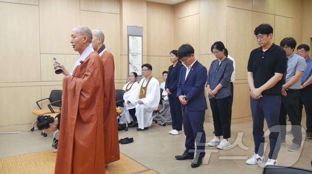 무연고 영령들의 넋을 기리기 위한 불교 공영장례 추모 의식이 진행되고 있다.2024.8.21.(부산시청 제공)