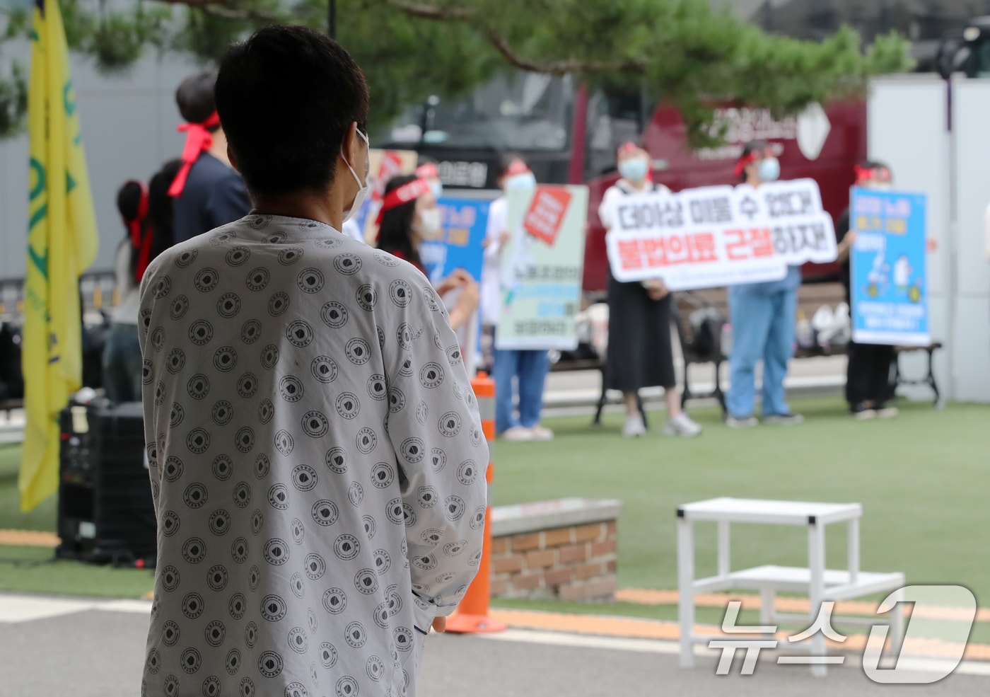 26일 한 환자가 서울 중구 국립중앙의료원 앞에서 열린 보건의료노조 국립중앙의료원지부 노조 총파업 투쟁 선전전을 바라보고 있다.2024.8.26/뉴스1 ⓒ News1 박세연 기자