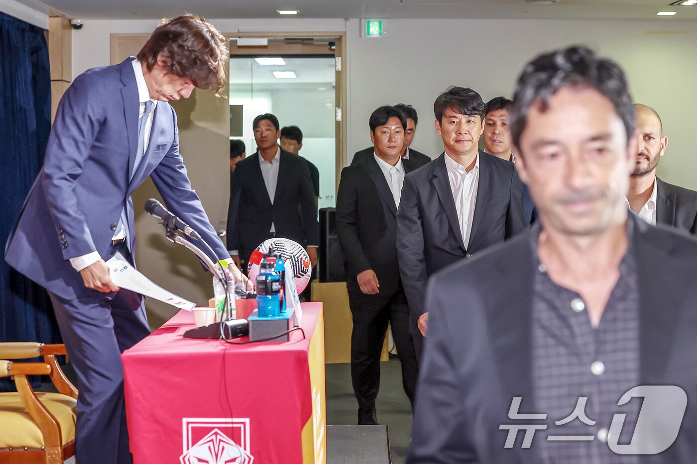 홍명보 대한민국 축구 국가대표팀 감독을 비롯한 내·외국인 코치진이 26일 오전 서울 종로구 축구회관에서 열린 '2026 북중미 월드컵 아시아지역 3차 예선 대표팀 소집 명단 발표 기자회견'에 참석하고 있다. 2024.8.26/뉴스1 ⓒ News1 민경석 기자