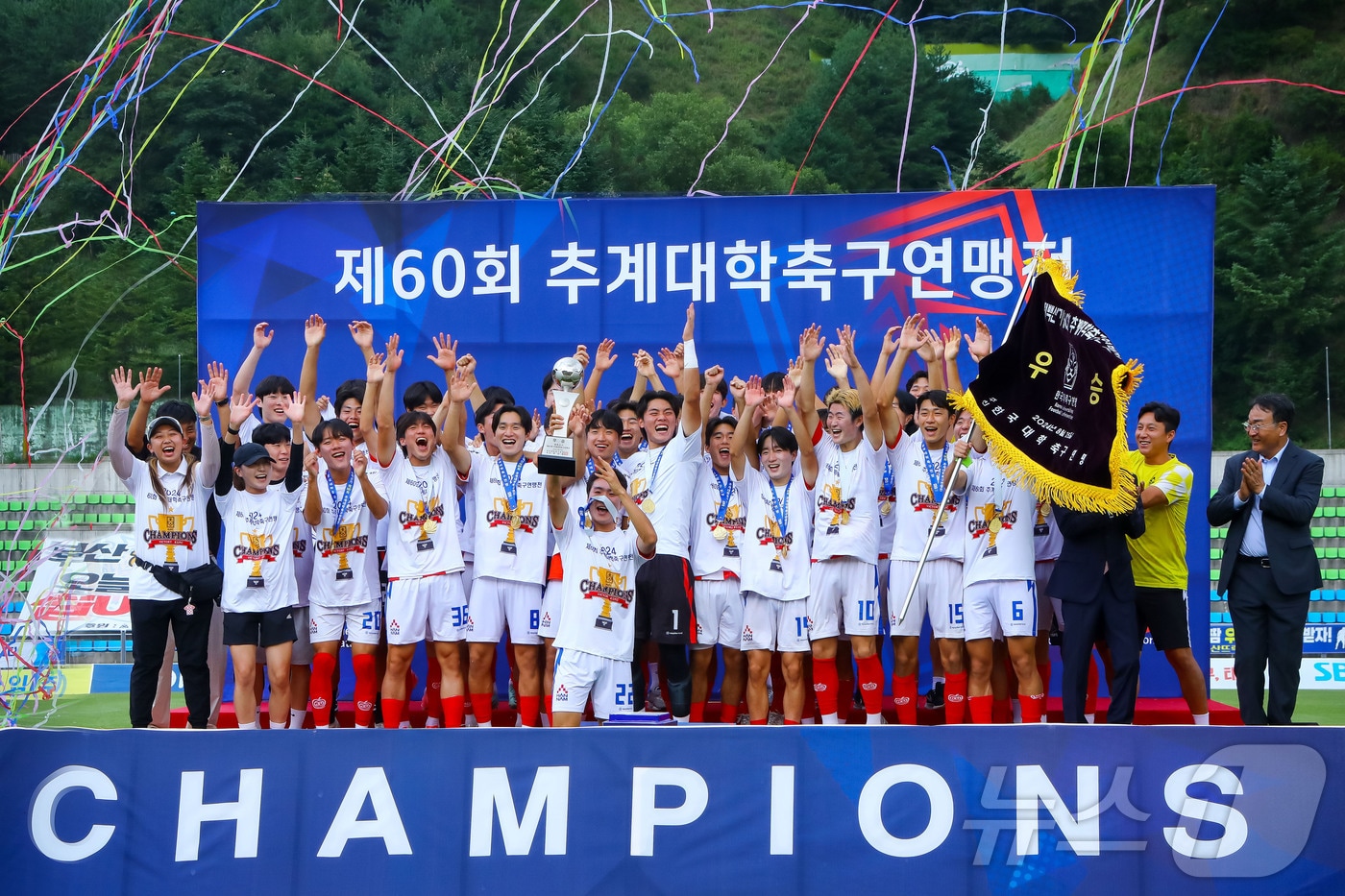 한남대학교 축구부가 제60회 추계대학축구연맹전 태백산기에서 2년 연속 우승컵을 들어올렸다. &#40;한남대 제공&#41;/뉴스1