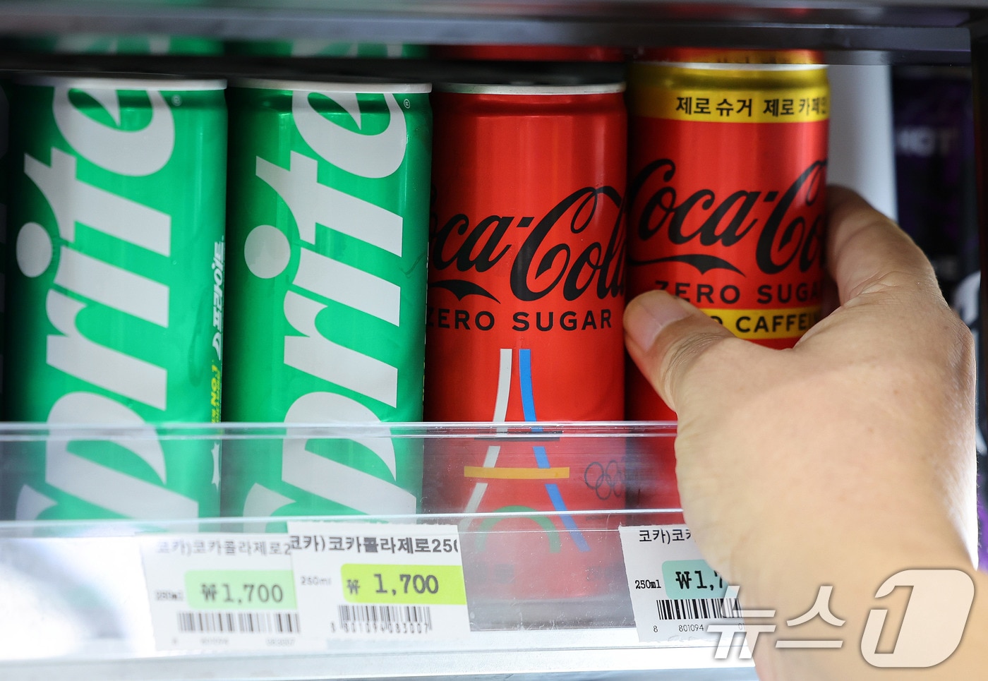 26일 서울의 한 편의점에 코카콜라가 진열돼 있다. 2024.8.26/뉴스1 ⓒ News1 박지혜 기자