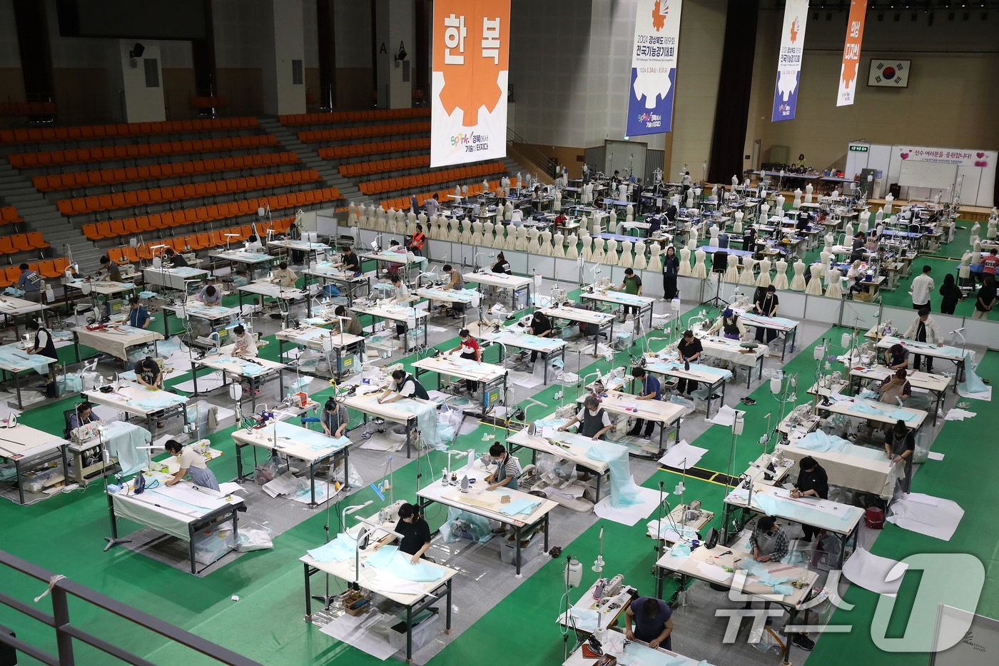 지난달 26일 경북 구미 박정희체육관에서 열린 &#39;제59회 전국기능경기대회&#39; 한복 직종에 출전한 선수들이 주어진 과제를 수행하고 있다. 2024.8.26 /뉴스1 ⓒNews1 공정식 기자