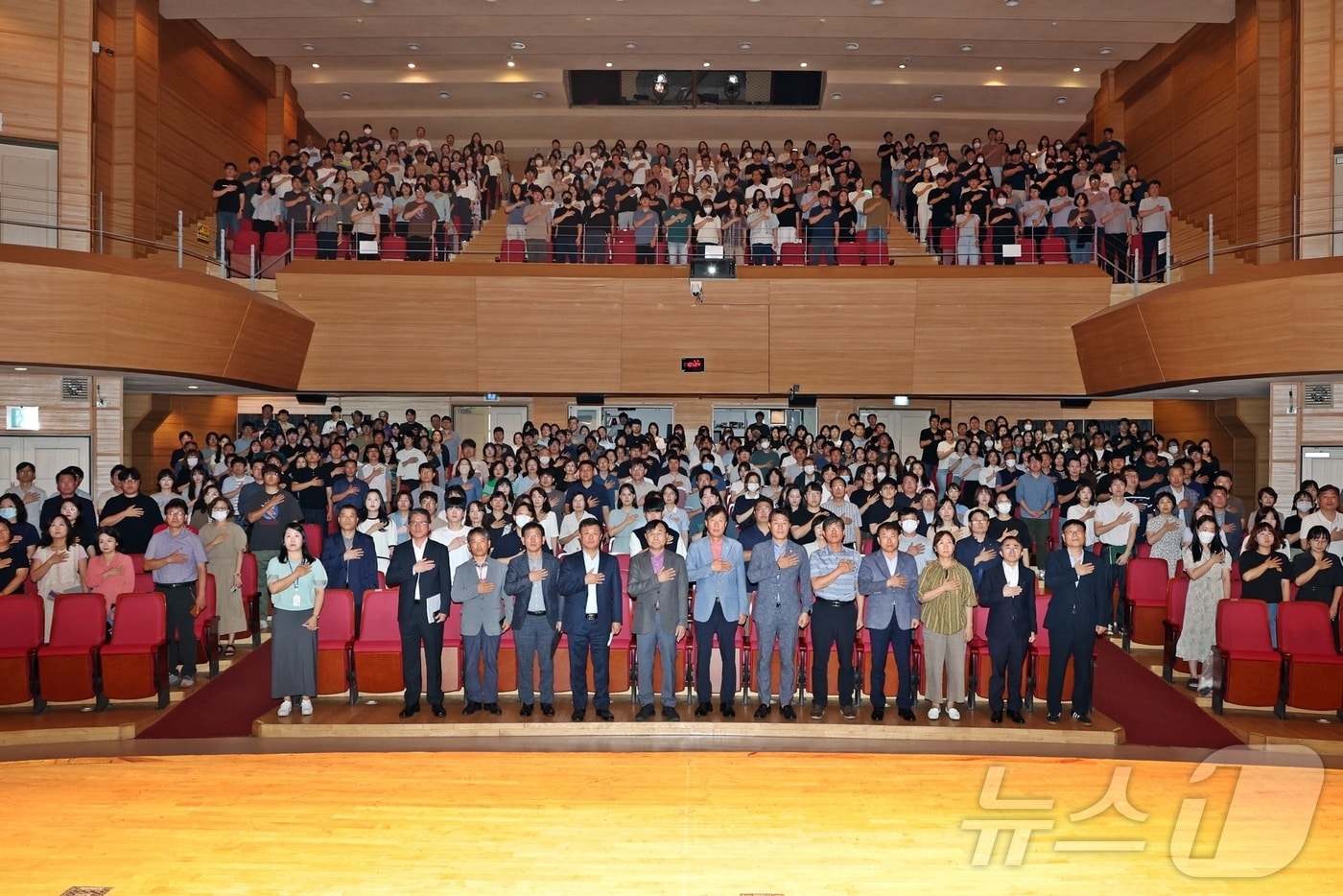 전북자치도 정읍시는 26일 정읍사예술회관에서 전 직원을 대상으로 반부패 청렴교육을 실시하며 공직기강 확립과 시민중심의 청렴행정 추진을 다짐했다.&#40;정읍시 제공&#41;2024.8.26/뉴스1 