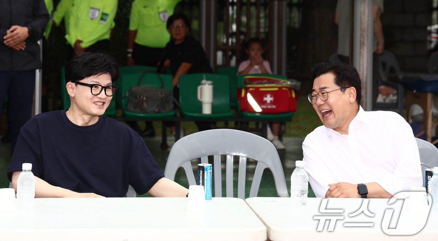 한동훈 국민의힘 대표와 박찬대 민주당 원내대표가 2024년 8월 26일 오후 서울 여의도 국회운동장에서 제22대 국회 개원 기념 여야 국회의원 축구대회에서 웃으며 대화하고 있다. 2024.8.26/뉴스1 ⓒ News1 김민지 기자