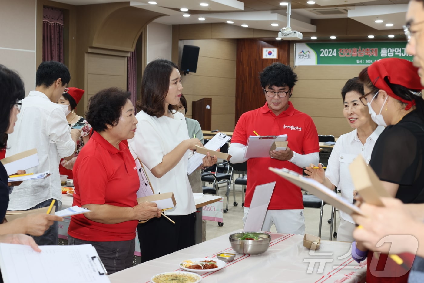 26일 전북자치도 진안군이 홍삼축제에 앞서 먹거리 부스에 대한 음식 품평회를 갖고 있다.&#40;진안군제공&#41;2024.8.26/뉴스1