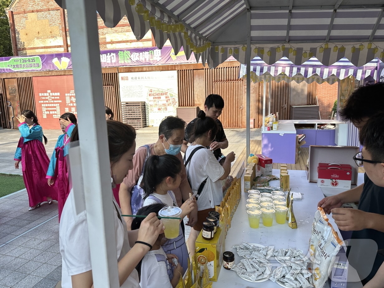 전남 고흥군은 최근 중국 칭다오시 띠바오다오에서 지역 농산물 판촉 행사를 열고 관광객들에게 유차 등 음료를 판매하고 있다.(고흥군 제공)2024.8.27/뉴스1