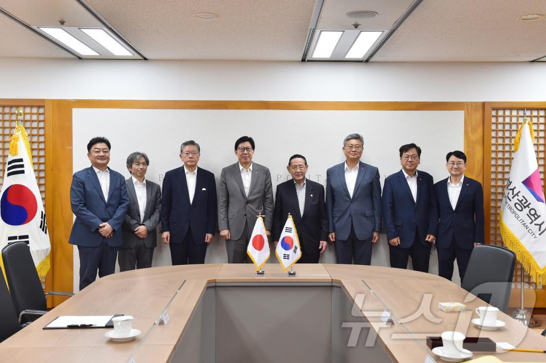 부산시와 일본 나라현 한일친선협회 관계자들이 부산시청에서 기념사진을 찍고 있다&#40;부산시청 제공&#41;