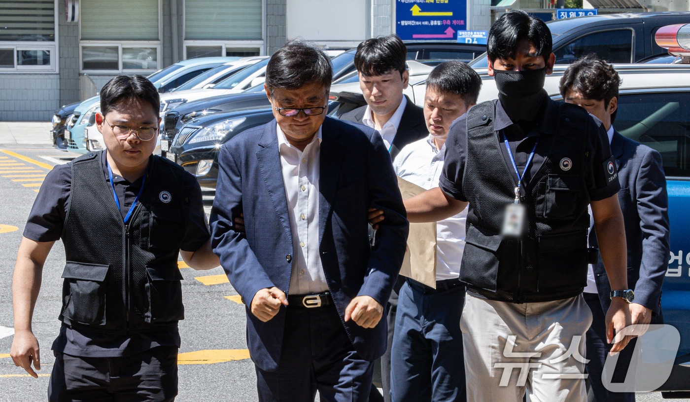 사망자 23명이 발생한 &#39;화성 아리셀 공장 화재&#39;와 관련해 박순관 아리셀 대표와 아들 박중언 총괄본부장이 8월28일 구속 전 피의자 심문&#40;영장실질심사&#41;을 마친 후 대기 장소인 경기도 수원시 영통구 수원남부경찰서 유치장으로 들어서고 있다. 2024.8.28/뉴스1 ⓒ News1 이재명 기자