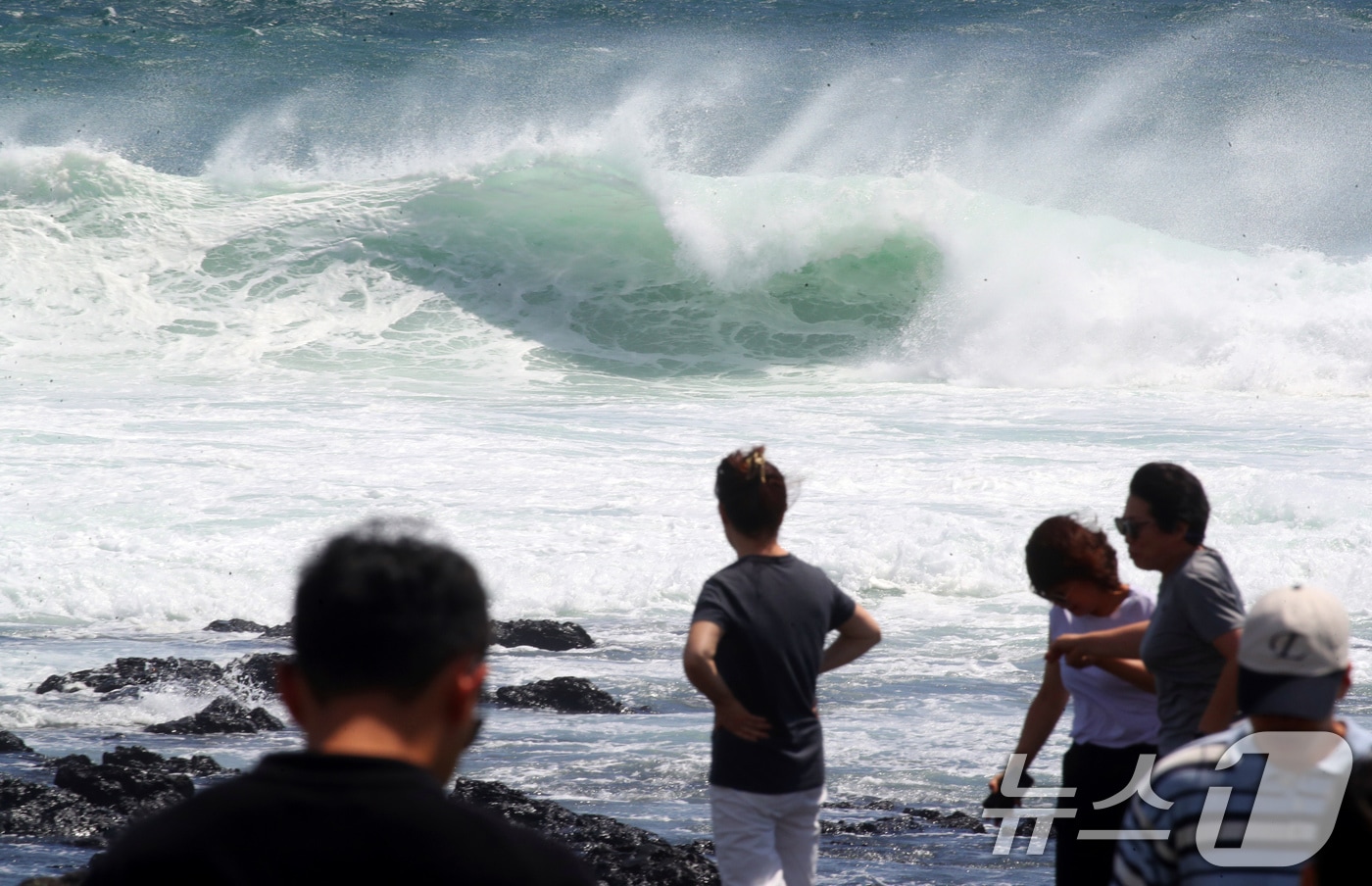 지난해 여름철 제주 서귀포시 예래동 해안에 태풍의 간접영향으로 거센 파도가 일고 있다.ⓒ News1 오현지 기자