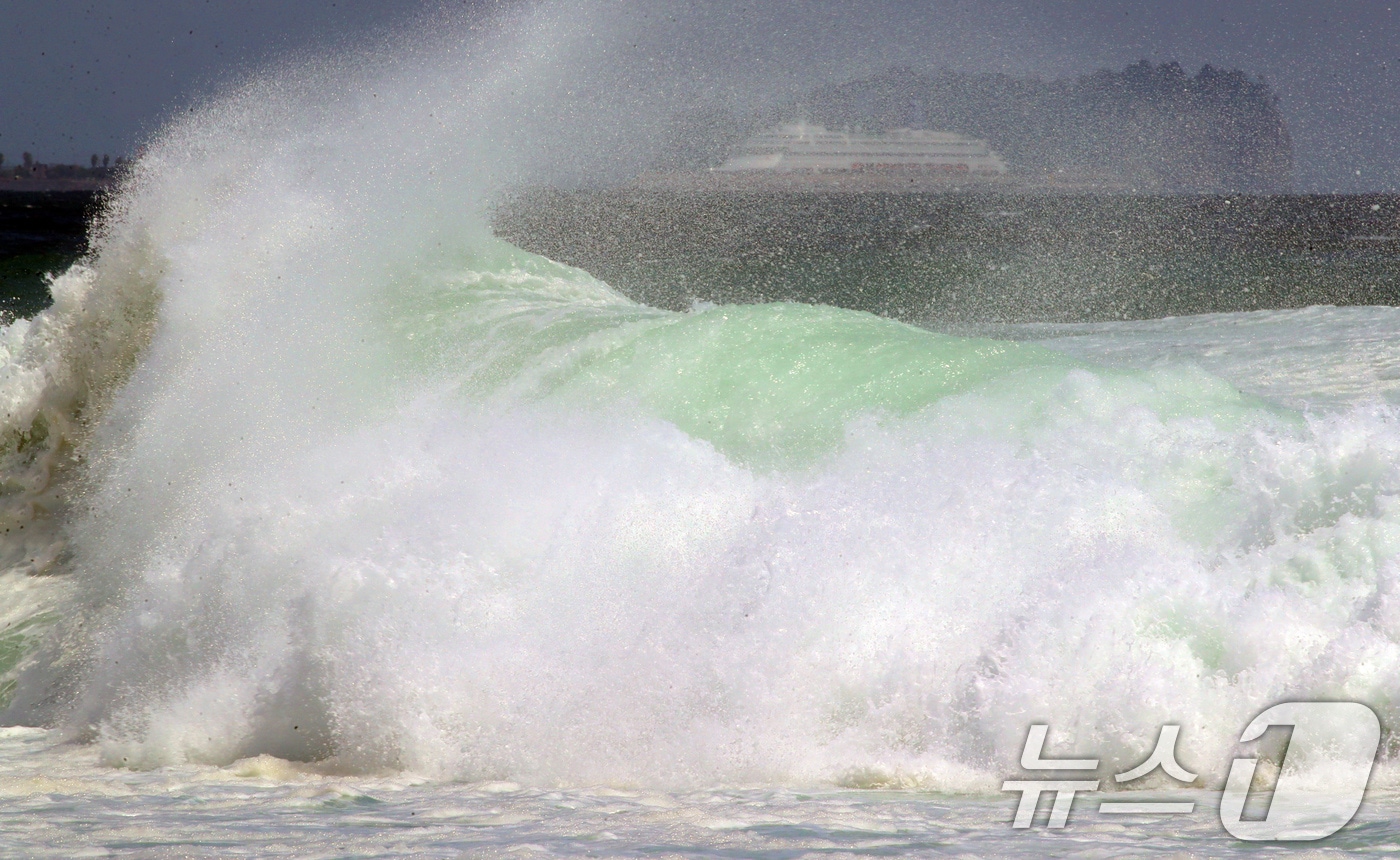 제주 서귀포시 예래동 해안에 태풍의 간접영향으로 거센 파도가 일고 있다. 2024.8.28/뉴스1 ⓒ News1 오현지 기자