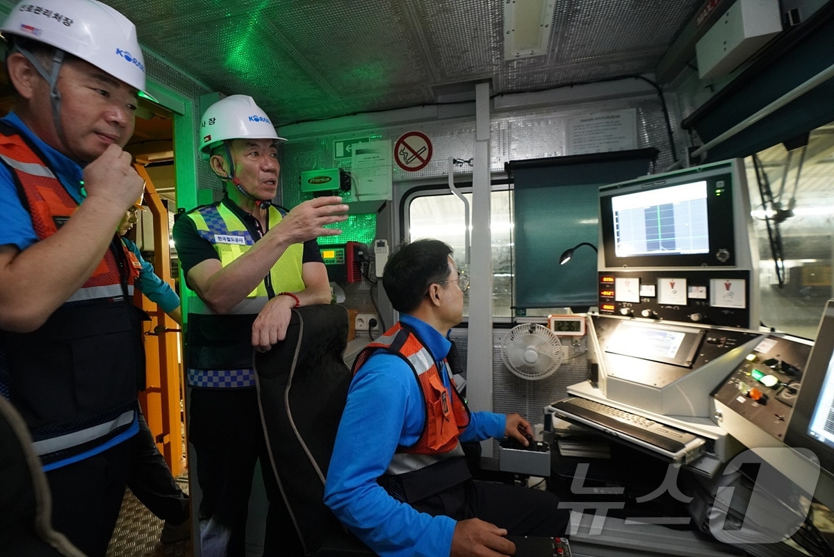  28일 충남 계룡역에서 한문희 코레일 사장&#40;뒤쪽 두번째&#41;이 선로 유지보수 기계 작업 현장을 점검하고 있다. &#40;코레일 제공&#41;/뉴스1