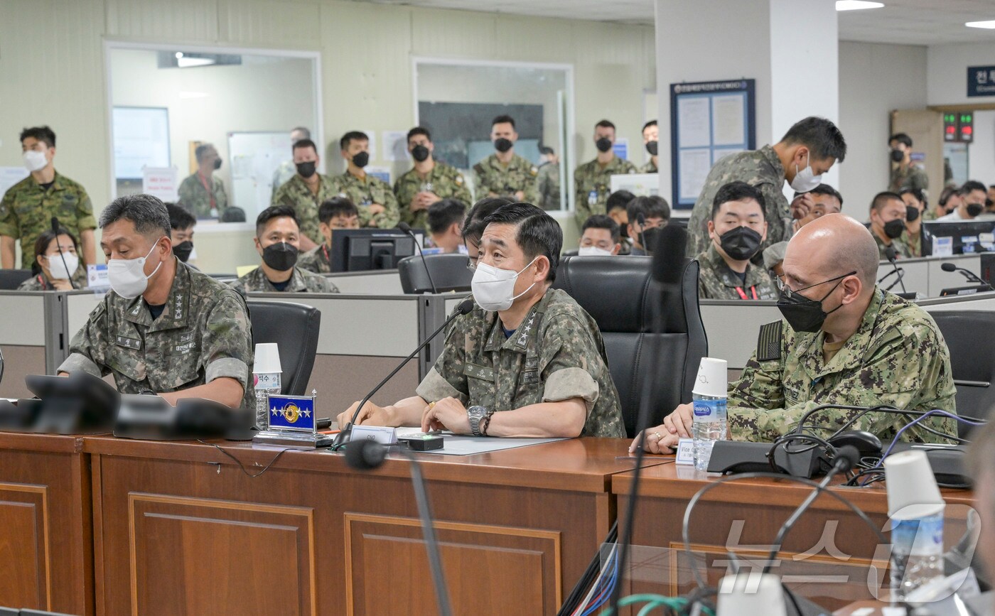 28일 UFS연습 현장지도차 부산작전기지 내 연합해양작전본부(CMOC)을 방문한 양용모 해군참모총장(가운데)이 연습상황에 대한 보고를 받고 있다. (해군 제공)
