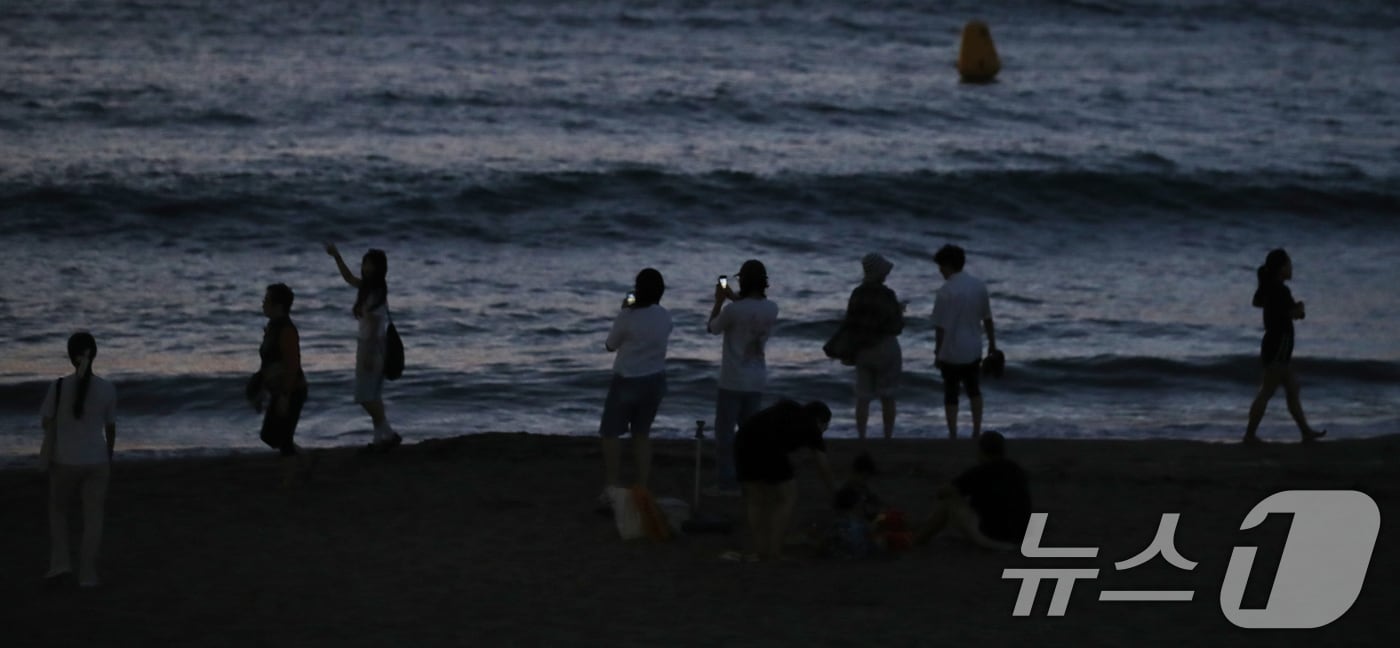 제주시 이호해수욕장에서 더위를 쫓는 피서객들.2024.8.28/뉴스1 ⓒ News1 오현지 기자
