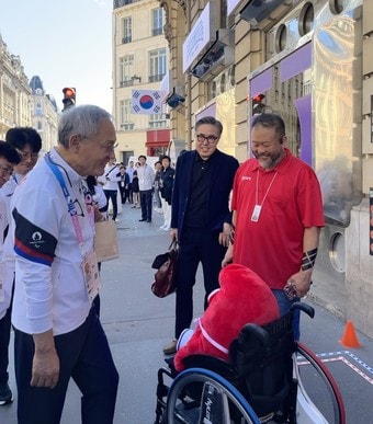 2024 파리 패럴림픽 코리아하우스를 방문한 유인촌 장관&#40;왼쪽 세 번째&#41;과 이야기를 나누는 양사 대표