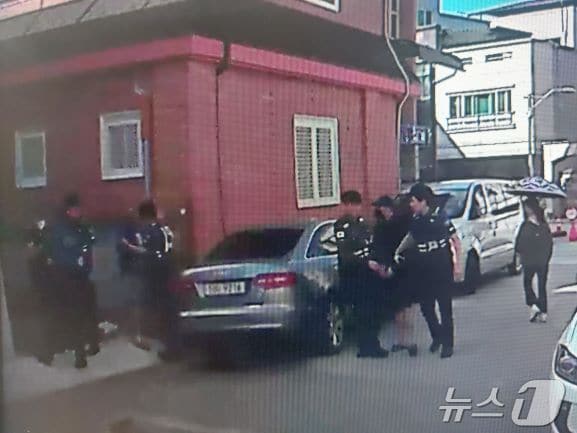무면허 운전으로 도주한 불법 체류 외국인 2명 검거 현장 모습.(강원경찰청 제공)/뉴스1