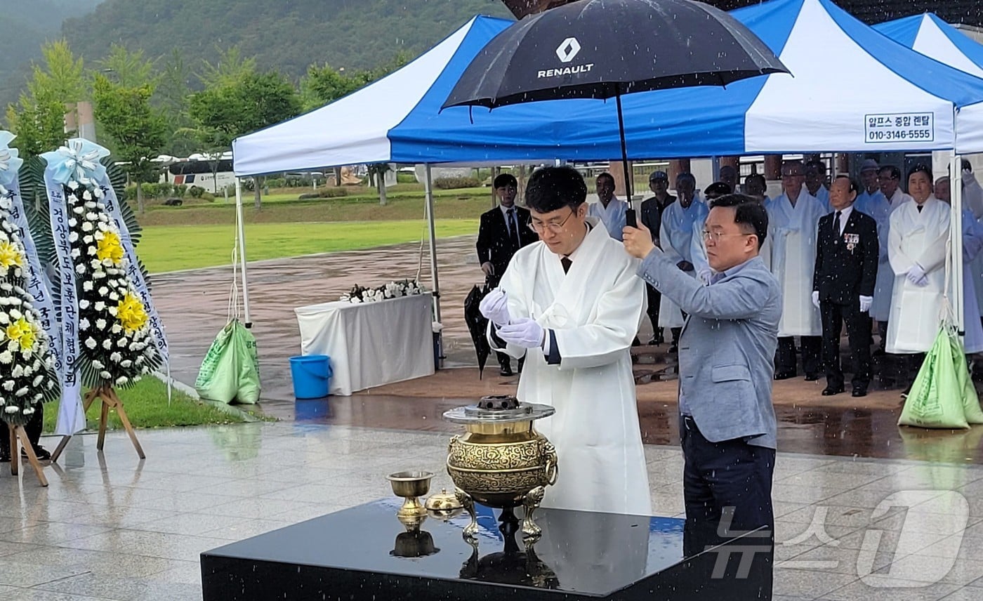 29일 경북도독립운동기념관에서 열린 제114년 경술국치 추념식에 김민석 경북도정책실장이 향을 피우고 있다. ⓒ News1 김대벽기자