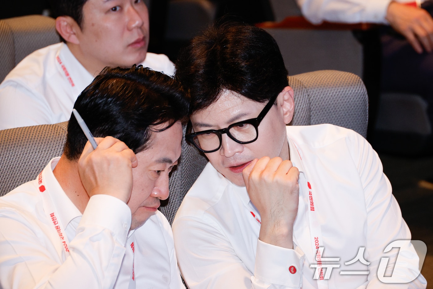 2024년 8월 29일 당시 한동훈 국민의힘 대표(오른쪽)와 장동혁 최고위원이 인천 중구 인천국제공항공사 인재개발원에서 열린 2024 국민의힘 국회의원 연찬회 개회식에서 대화하고 있다. 2024.8.29/뉴스1 ⓒ News1 안은나 기자