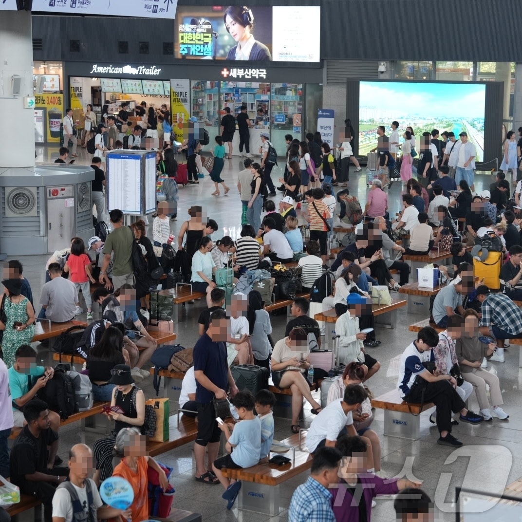 3일 오후 부산역이 여행객들로 북적이고 있다.2024.8.3. 손연우 기자